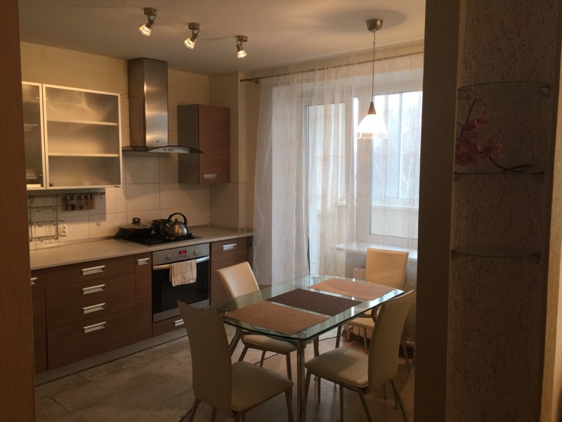 3-комнатная квартира, Жукова ул. 8